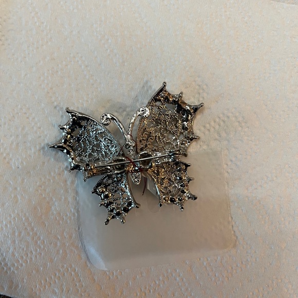 Beautiful Butterfly Brooch-pin with Aurora borealis crystals movable wings! - Picture 6 of 7